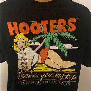 Hooters Graphic T-Shirt
